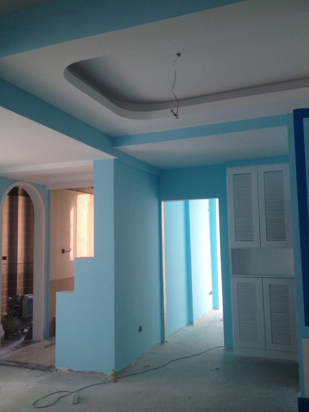 幸福時(shí)代16-1-2702正在進(jìn)行油漆工藝施工