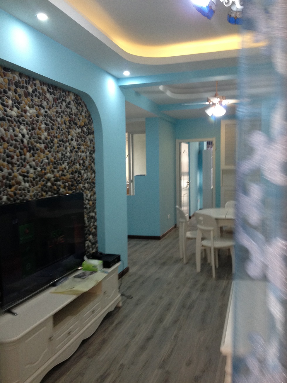 東風(fēng)鳳凰城1-2102正在進(jìn)行貼磚工藝施工